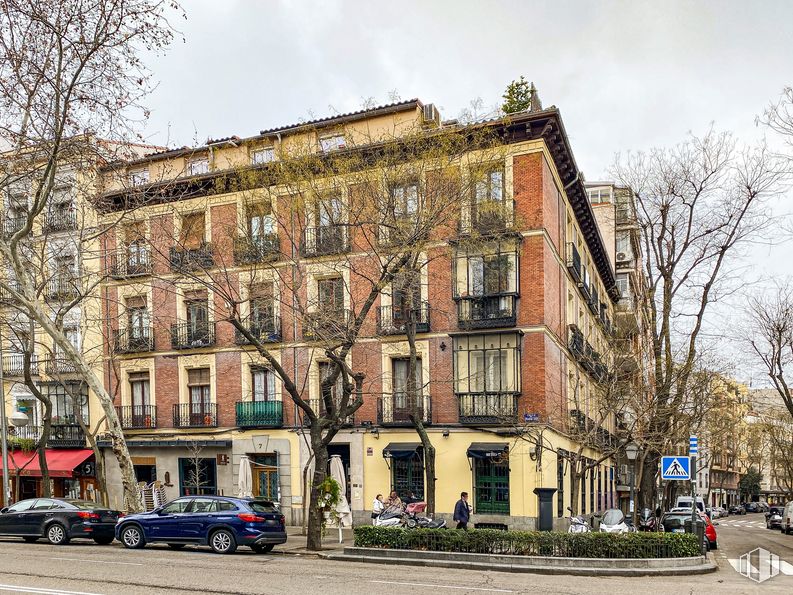 Retail for sale at Calle Trafalgar, Chamberí, Madrid, 28010 with car, building, sky, cloud, plant, property, window, tree, vehicle and wheel around