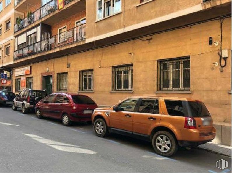 Retail for rent at Calle Perucho, Segovia, 40005 with car, window, wheel, tire, automotive parking light, land vehicle, vehicle, building, automotive tire and automotive carrying rack around