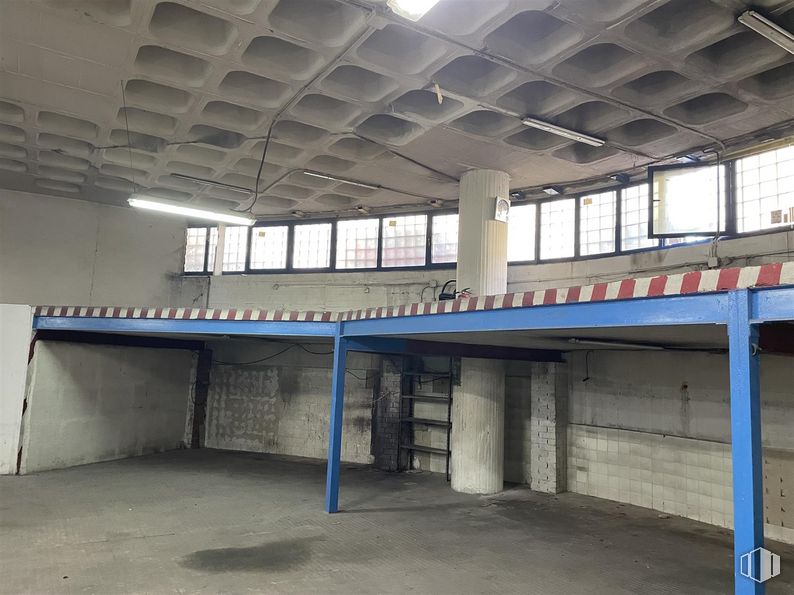 Industrial for sale at Calle Vía de los Poblados, Hortaleza, Madrid, 28033 with window, shade, fixture, composite material, parking, door, concrete, building, ceiling and sport venue around