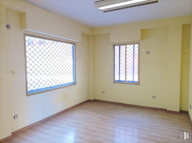 Local en alquiler y venta en Calle Teruel, 5, Fuenlabrada, Madrid, 28941 con ventana, alumbrado, propiedad, accesorio, edificio, sombra, madera, interiorismo, suelos y pared alrededor