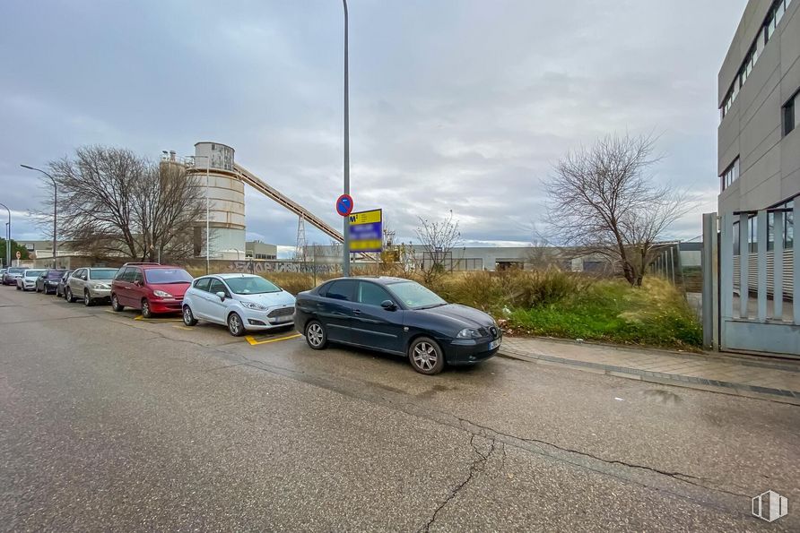 Suelo en venta en Zona industrial, Coslada, Madrid, 28820 con coche, edificio, luz de estacionamiento, cielo, nube, rueda, planta, neumático, vehículo y retrovisor lateral para automóviles alrededor