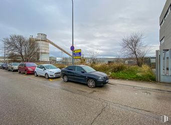 Suelo en venta en Zona industrial, Coslada, Madrid, 28820 con coche, edificio, luz de estacionamiento, cielo, nube, rueda, planta, neumático, vehículo y retrovisor lateral para automóviles alrededor