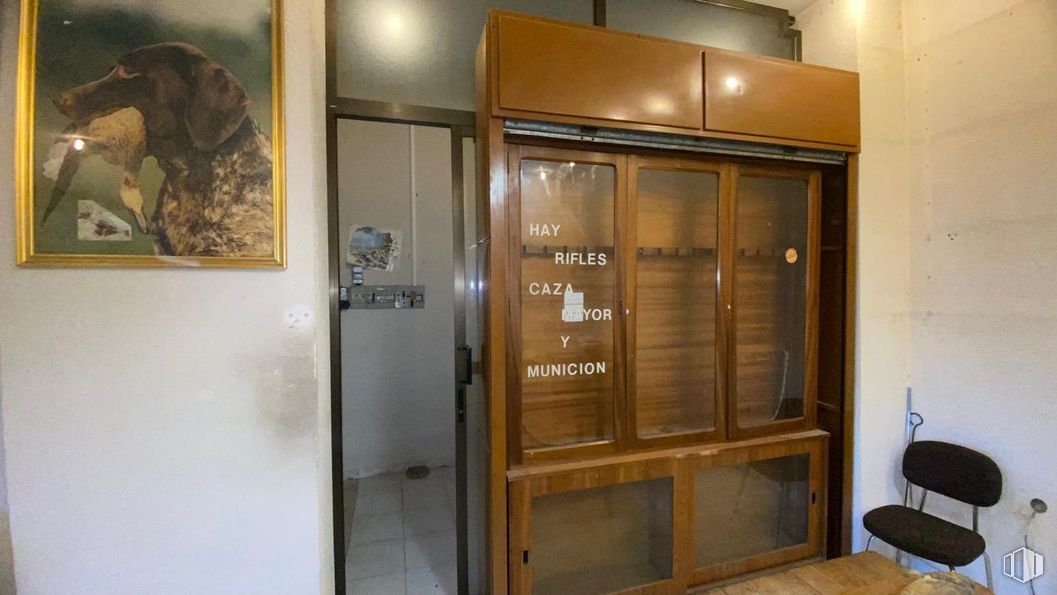 Retail for sale at Calle Cardenal González Mendoza, 3, Guadalajara, 19001 with chair, picture frame, door, fixture, building, wood, handle, varnish, hardwood and glass around