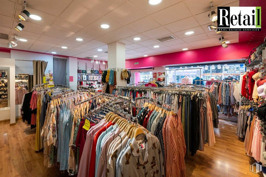 Retail for sale at Calle Bravo Murillo, 154, Tetuán, Madrid, 28020 with clothing, textile, clothes hanger, customer, retail, t-shirt, city, shopping, event and trade around