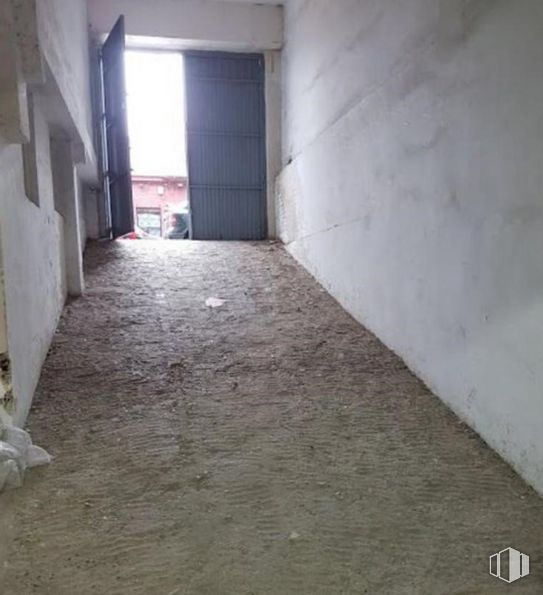 Local en venta en Calle Boltaña, 63, San Blas - Canillejas, Madrid, 28022 con puerta, animal, accesorio, madera, suelo, piso, material compuesto, tintes y matices, escaleras y material de construcción alrededor