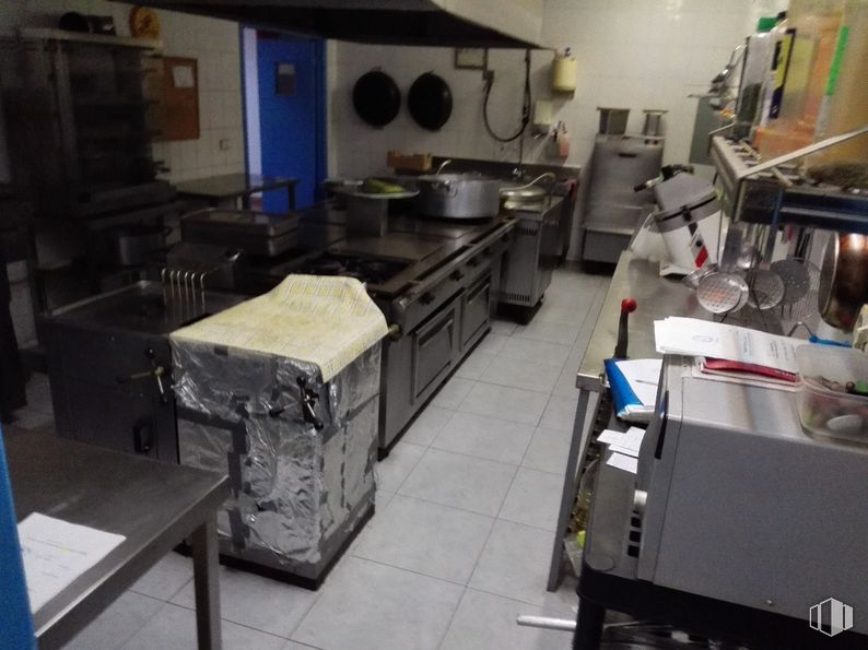 Industrial for sale at Calle Polígono Industrial, Las Ventas de Retamosa, Toledo, 45183 with table, kitchen, building, flooring, floor, gas stove, kitchen appliance, major appliance, house and gas around