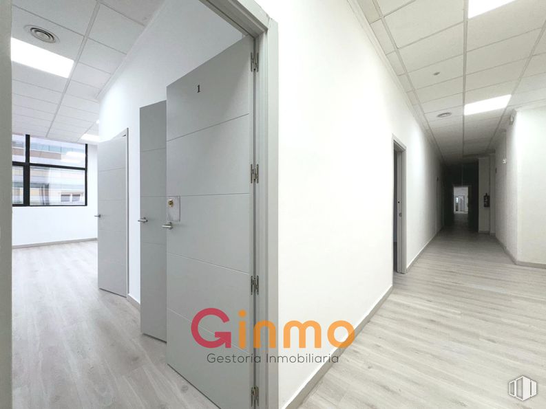 Oficina en alquiler y venta en Edificio Auge I, Calle María Tubau, 8, Fuencarral - El Pardo, Madrid, 28049 con puerta, ventana, accesorio, alumbrado, hall, suelos, suelo, edificio, madera y rectángulo alrededor