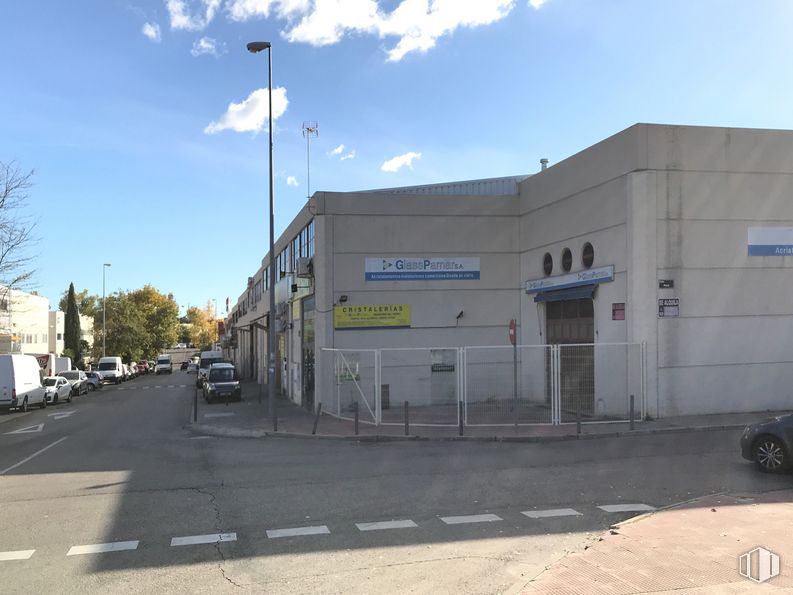 Nave en venta en  Polígono industrial Európolis, Las Rozas de Madrid, Madrid, 28230 con edificio, cielo, nube, rueda, neumático, coche, luz de la calle, vehículo, luz de estacionamiento automotriz y vehículo motorizado alrededor