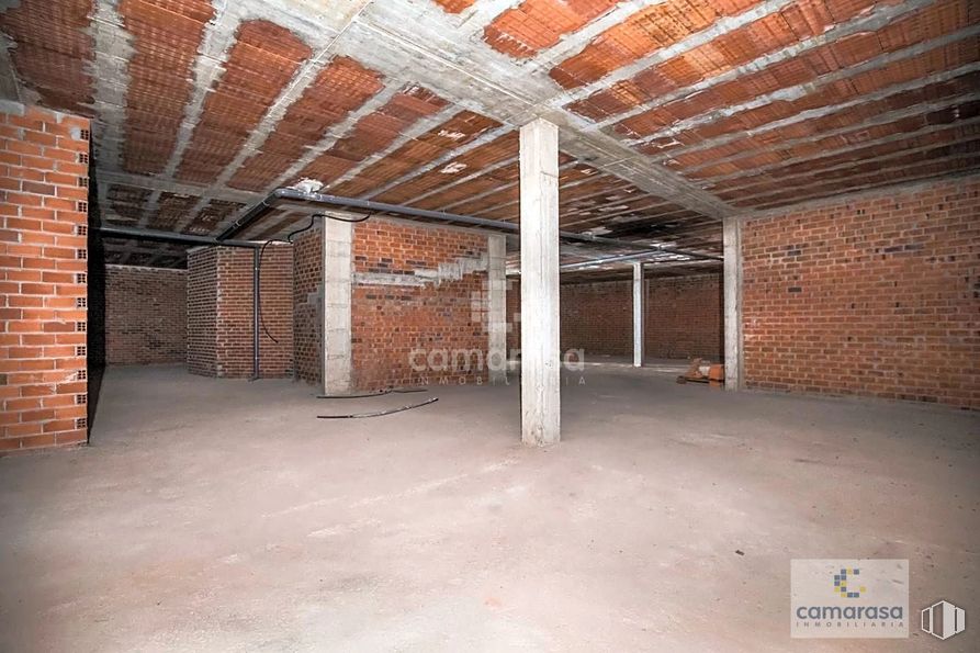 Retail for sale at Calle Eduardo Marquina, 29, Ávila, 05001 with brickwork, wood, brick, floor, building material, flooring, beam, hall, house and composite material around