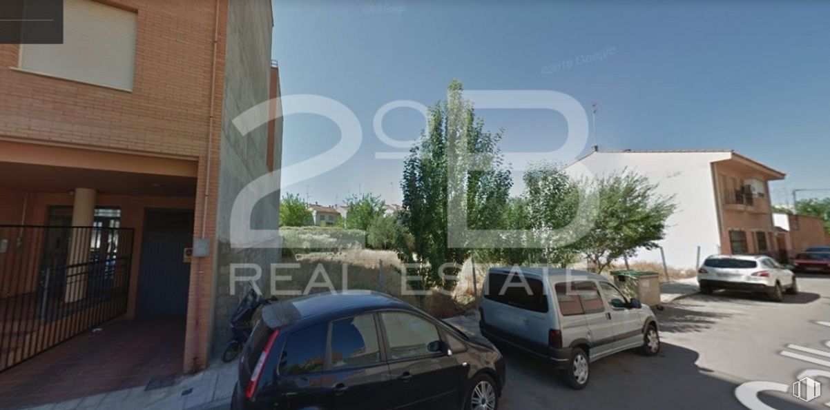 Land for sale at Calle Archivero Dimas Pérez, 23, Tarancón, Cuenca, 16400 with van, car, window, house, automotive parking light, wheel, land vehicle, tire, sky and vehicle around