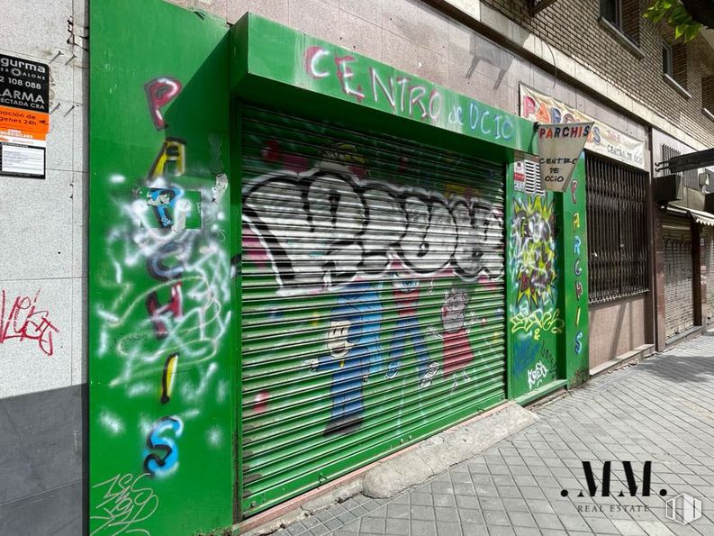 Local en venta en Calle Jacinto Verdaguer, 34, Carabanchel, Madrid, 28019 con edificio, verde, grafiti, arte, pared, fachada, tintes y matices, superficie de carretera, mural y fuente alrededor