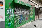 Retail for sale at Calle Jacinto Verdaguer, 34, Carabanchel, Madrid, 28019 with building, green, graffiti, art, wall, facade, tints and shades, road surface, mural and font around