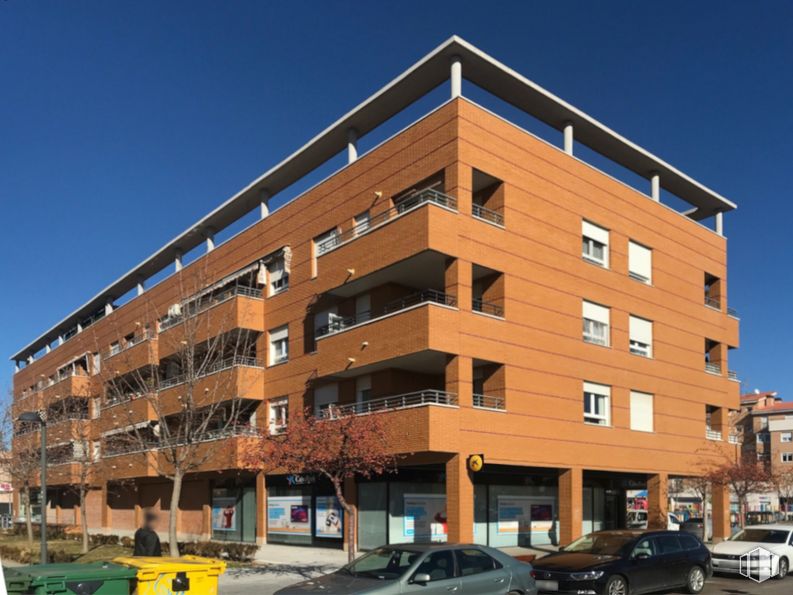 Retail for rent at Calle Federico García Lorca, 1, Azuqueca de Henares, Guadalajara, 19200 with car, building, wheel, sky, tire, land vehicle, window, vehicle, condominium and tower block around