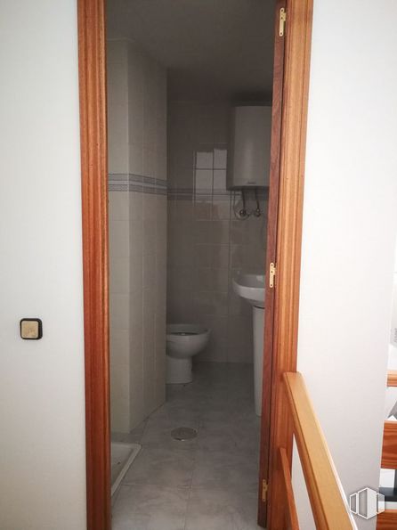 Oficina en alquiler en Zona centro, Ávila, 05001 con inodoro, fregadero, marrón, edificio, accesorio, baño, madera, piso, pavimento y ventana alrededor