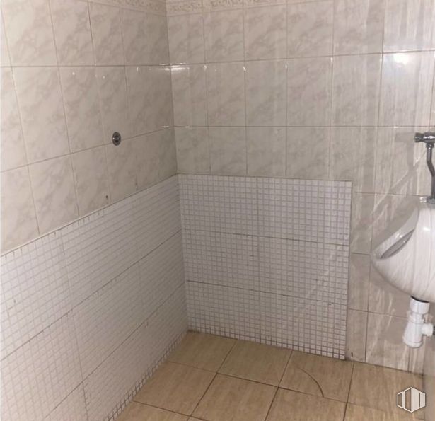 Retail for rent at Zona Centro, Nambroca, Toledo, 45190 with bathroom, fixture, flooring, floor, line, wall, composite material, plumbing fixture, plumbing and rectangle around