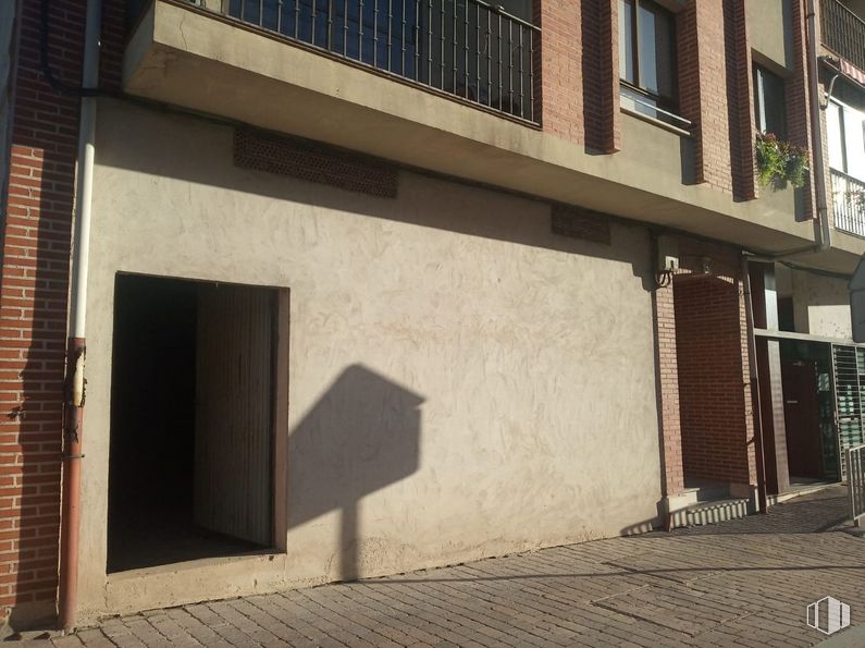 Retail for sale at Calle Nueva, 26, Cuéllar, Segovia, 40200 with window, building, wood, road surface, shade, urban design, brick, facade, fixture and tints and shades around