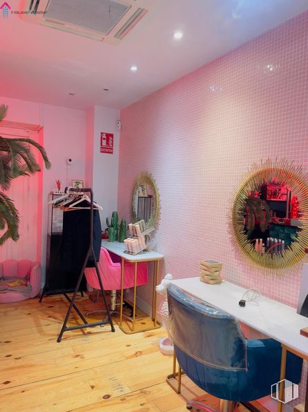 Retail for rent at Zona Chueca - Justicia, Centro, Madrid, 28004 with chair, mirror, table, furniture, pink, interior design, paint, cosmetics and houseplant around