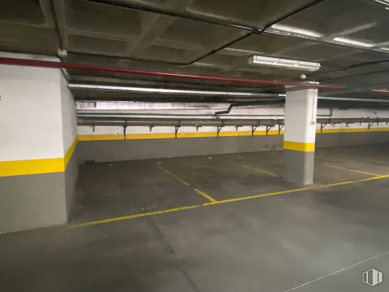 Oficina en venta en Edificio Inbisa, Avenida Pirineos, 7, San Sebastián de los Reyes, Madrid, 28700 con edificio, accesorio, material compuesto, aparcamiento, carretera, asfalto, ciudad, gas, techo y hormigón alrededor