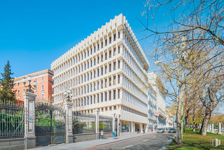 Oficina en alquiler en Paseo Recoletos, 3, Centro, Madrid, 28001 con edificio, cielo, planta, propiedad, árbol, bloque de pisos, diseño urbano, condominio, ventana y barrio alrededor