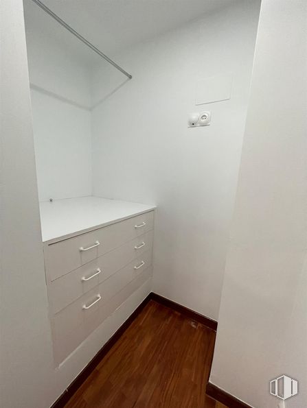 Retail for rent at Barrio del Pilar, Fuencarral - El Pardo, Madrid, 28029 with chest of drawers, cabinetry, wood, fixture, drawer, flooring, building, floor, hardwood and house around