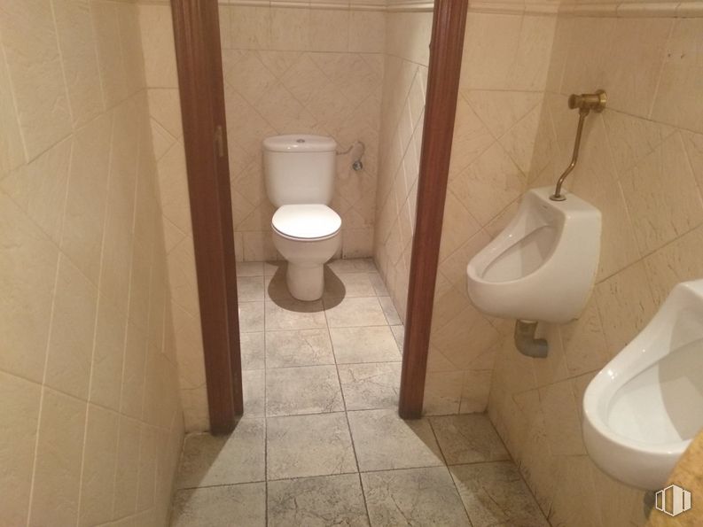 Local en alquiler en Zona Centro, Leganés, Madrid, 28911 con inodoro, propiedad, asiento de inodoro, baño, morado, piso, pavimentos, línea, pared y accesorio de fontanería alrededor