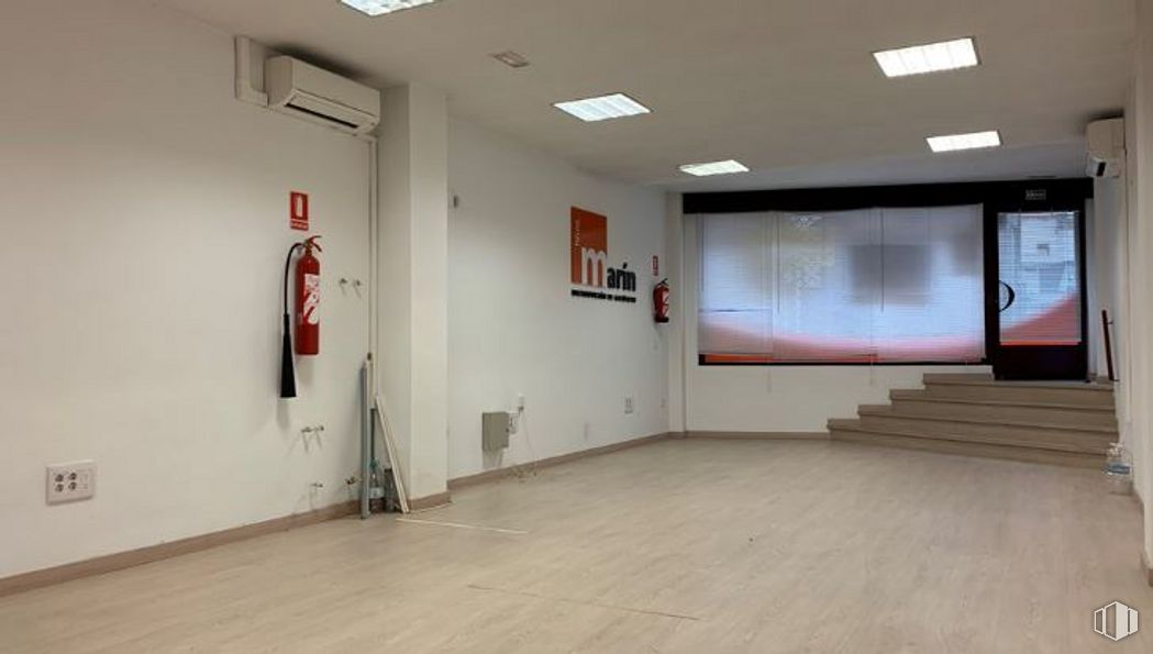 Retail for sale & for rent at Avenida Castilla La Mancha, Cuenca, 16003 with interior design, wood, hall, fixture, floor, wall, flooring, building, fire extinguisher and hardwood around