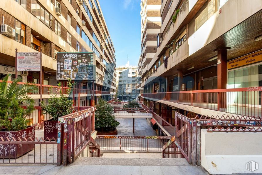 Local en venta en Calle Andrés Mellado, Chamberí, Madrid, 28015 con edificio, maceta, planta de interior, propiedad, planta, ventana, diseño urbano, madera, superficie de la carretera y cielo alrededor