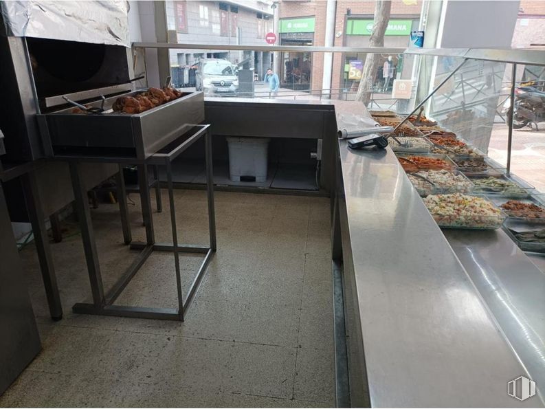 Local en alquiler en Calle Nuestra Señora del Carmen, Tetuán, Madrid, 28039 con mesa, comida, suelos, edificio, comida rápida, venta al por menor, ciudad, uso mixto, cocina y delicadeza alrededor