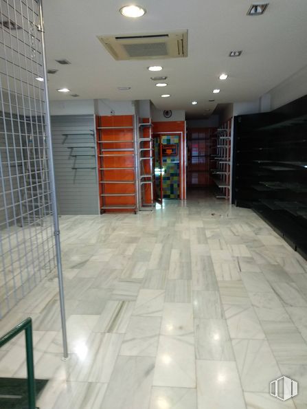 Retail for sale & for rent at Calle Brunete, 5, Fuenlabrada, Madrid, 28945 with property, bookcase, interior design, shelf, shelving, flooring, floor, fixture, line and wall around