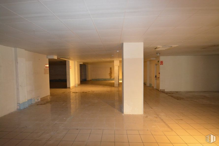 Industrial for sale at Avenida Industria, 177(P), Numancia de la Sagra, Toledo, 45230 with flooring, floor, ceiling, tile flooring, hall, tile, light fixture, building material, column and plaster around