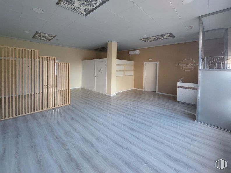 Retail for rent at Casco urbano, Yuncos, Toledo, 45210 with door, building, hall, wood, flooring, floor, fixture, material property, hardwood and real estate around