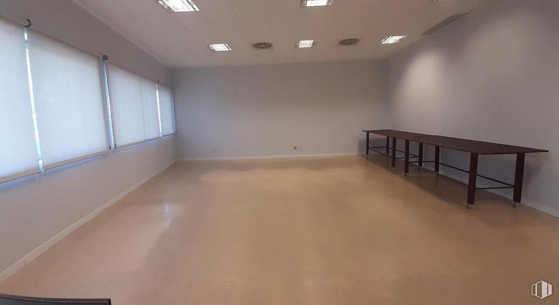 Oficina en alquiler en Avenida Cantueña, 2, Fuenlabrada, Madrid, 28947 con mesa, edificio, madera, hall, suelos, suelo, techo, madera dura, casa y evento alrededor