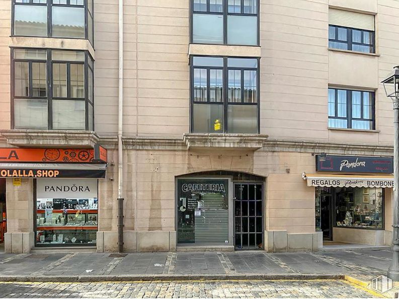 Retail for sale at Calle Duque de Alba, Ávila, 05001 with window, building, fixture, door, facade, city, human settlement, composite material, mixed-use and commercial building around