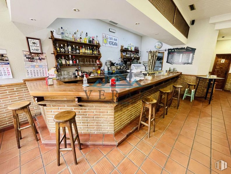 Retail for rent at Carretera Calera y Chozas, Talavera de la Reina, Toledo, 45600 with stool, table, furniture, shelf, wood, building, interior design, barware, bottle and countertop around