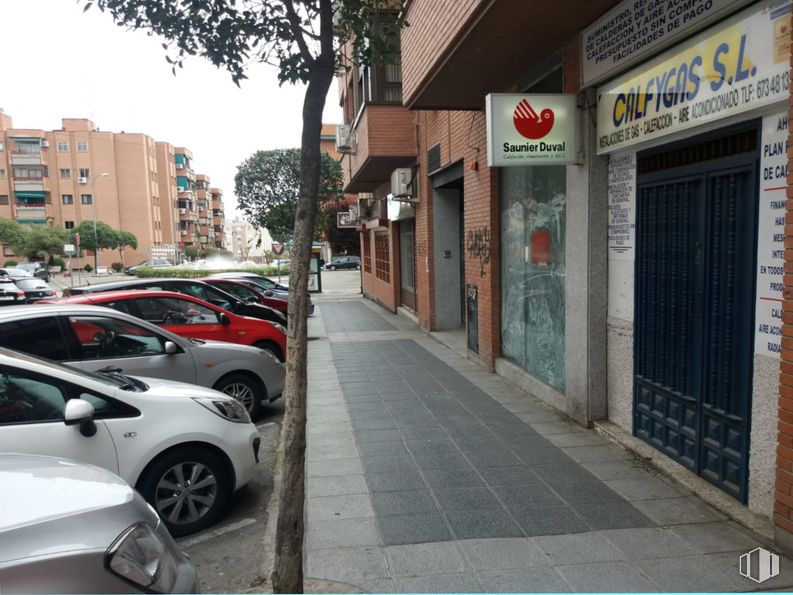 Retail for sale at Calle Motrico, San Fernando de Henares, Madrid, 28830 with wheel, car, building, tire, vehicle, automotive lighting, architecture, road surface, plant and automotive design around