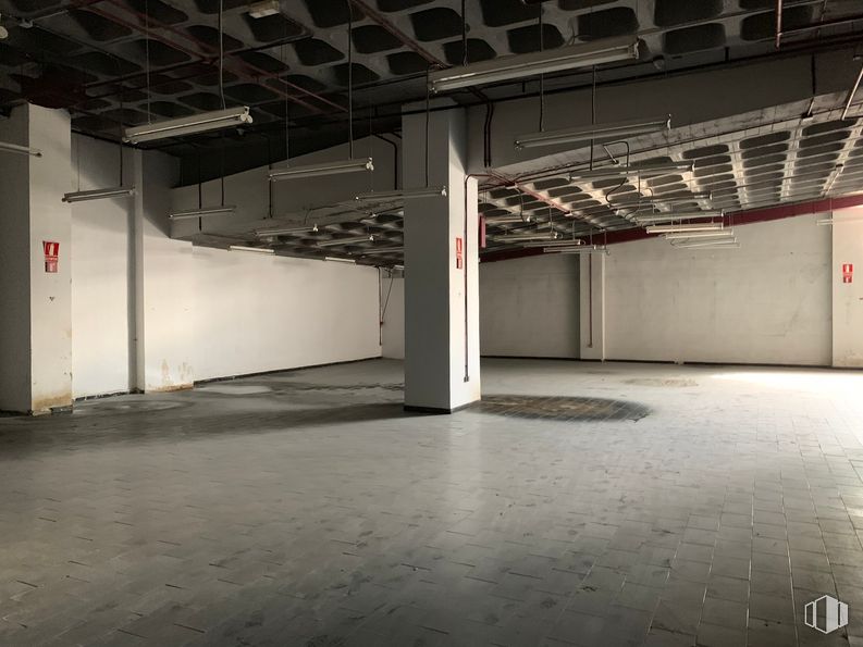 Nave en alquiler y venta en Edificio Indubuilding Goico, Calle Tomás Redondo, 2, Hortaleza, Madrid, 28033 con edificio, piso, suelo, gas, pasillo, aparcamiento, asfalto, ciudad, accesorio y hormigón alrededor