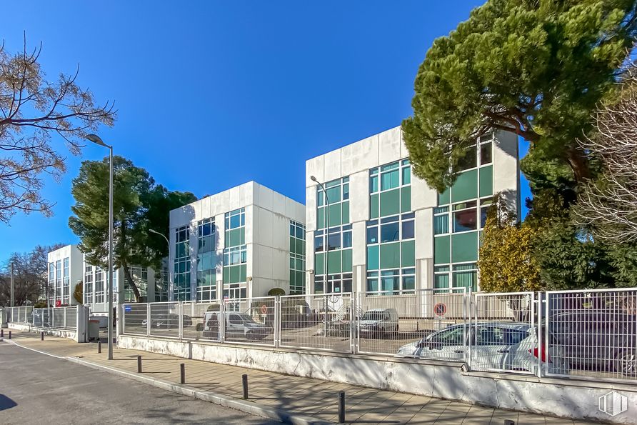 Oficina en alquiler en Calle San Severo, 18, Barajas, Madrid, 28042 con coche, edificio, cielo, ventana, árbol, diseño urbano, casa, condominio, luz de la calle y barrio alrededor