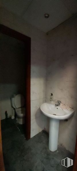 Retail for sale at Calle Lucero, La Latina, Madrid, 28047 with toilet, sink, plumbing fixture, tap, bathroom sink, bathroom, fluid, interior design, wood and floor around