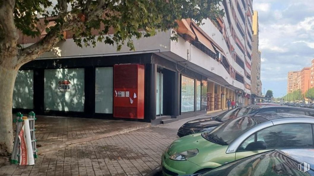 Retail for rent at Avenida de la Constitución, Talavera de la Reina, Toledo, 45600 with car, building, land vehicle, vehicle, property, window, hood, automotive lighting, motor vehicle and tree around