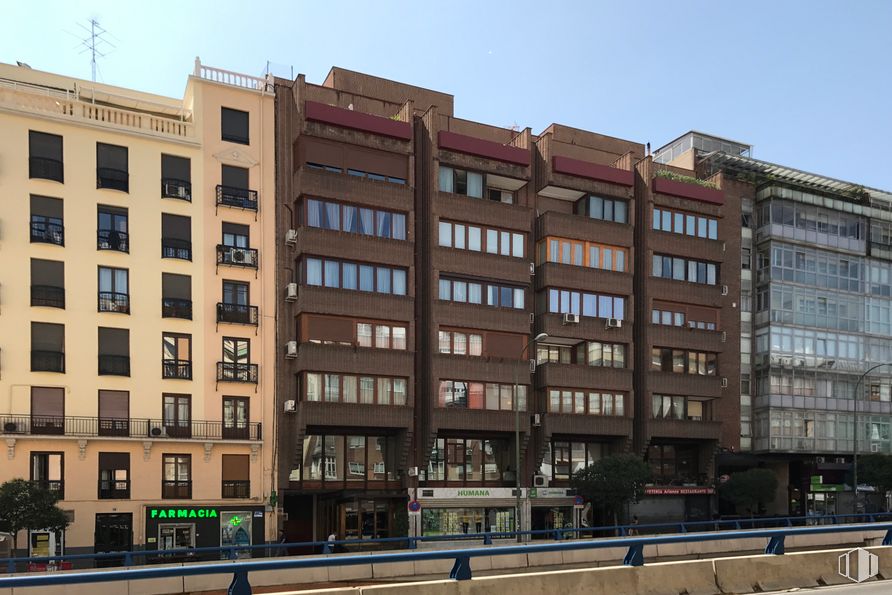 Local en alquiler en Calle Raimundo Fernández Villaverde, 14, Chamberí, Madrid, 28003 con edificio, ventana, cielo, propiedad, bloque de pisos, diseño urbano, condominio, vecindario, barrio residencial y fachada alrededor