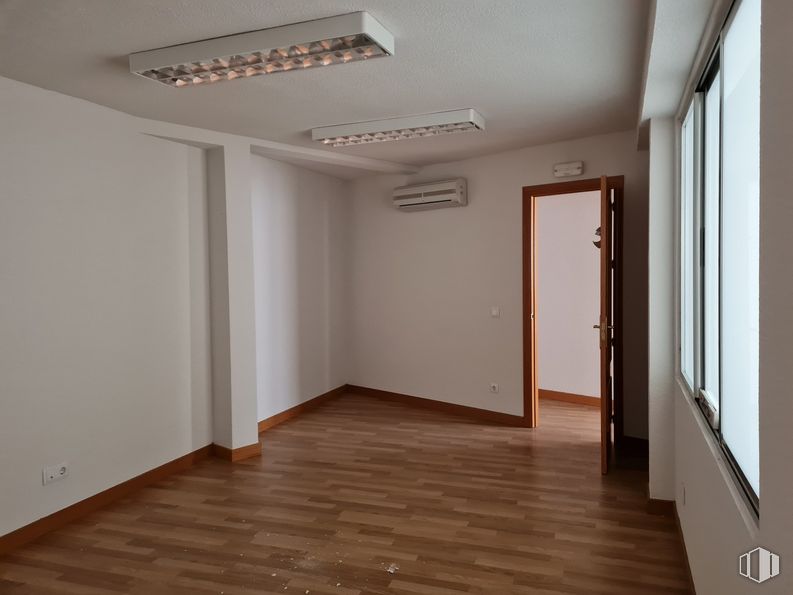 Oficina en alquiler en Avenida Constitución, Móstoles, Madrid, 28931 con alumbrado, accesorio, madera, pasillo, diseño de interiores, piso, suelo, pared, puerta y techo alrededor