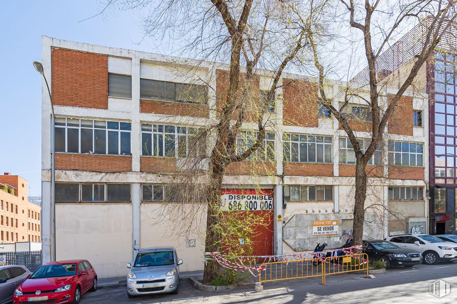 Nave en alquiler y venta en Calle Miguel Yuste, 33, San Blas - Canillejas, Madrid, 28037 con coche, edificio, ventana, rueda, vehículo terrestre, neumático, vehículo, cielo, planta y vehículo de motor alrededor