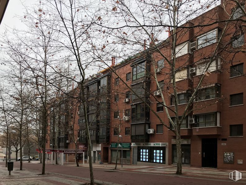 Office for rent at Zona Lucero, La Latina, Madrid, 28047 with building, window, tree, fixture, tower block, urban design, neighbourhood, brickwork, brick and plant around