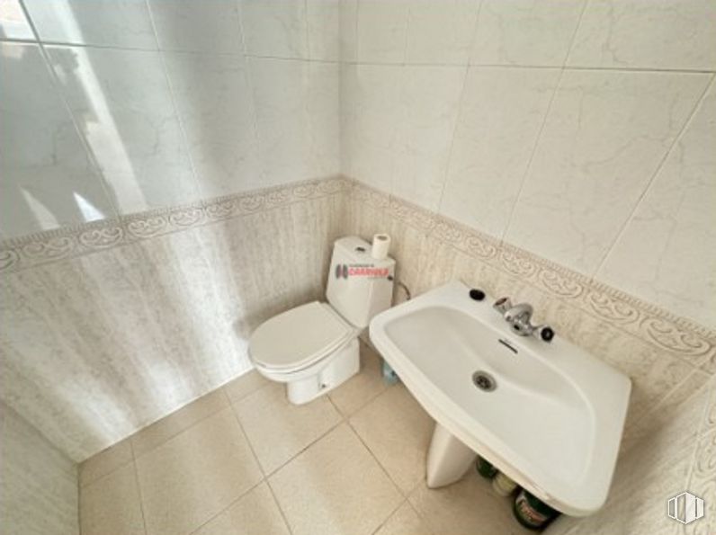 Retail for rent at Zona centro, La Torre de Esteban Hambrán, Toledo, 45920 with toilet, sink, tap, plumbing fixture, bathroom, flooring, wood, floor, toilet seat and plumbing around