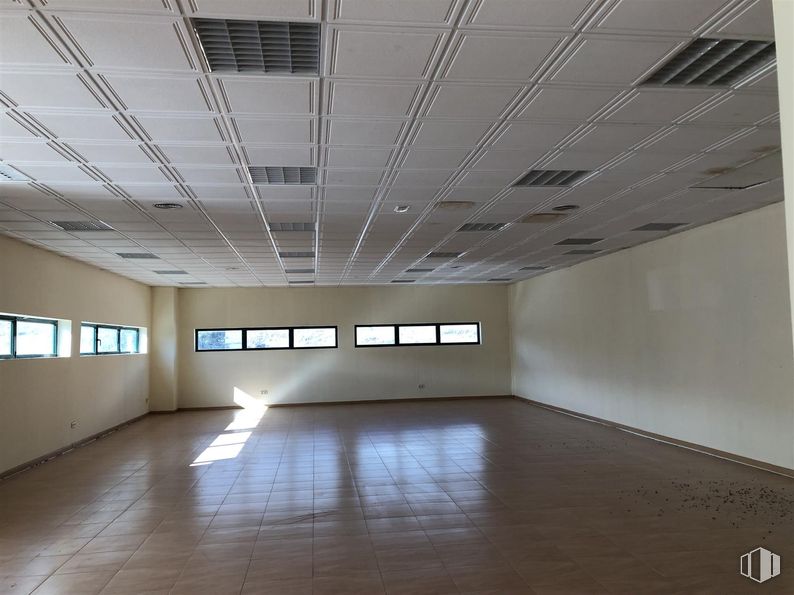 Industrial for sale at San Crispín - La Estación Consorcio, Colmenar Viejo, Madrid, 28770 with window, flooring, floor, ceiling, interior design, lighting, hall, light fixture, tile flooring and silver around