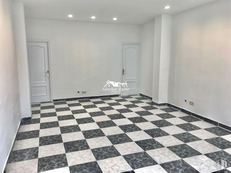 Local en alquiler y venta en Calle José Sánchez Rubio, Torrelodones, Madrid, 28250 con puerta, propiedad, accesorio, edificio, madera, interiorismo, suelo, suelo de baldosas, suelos y línea alrededor