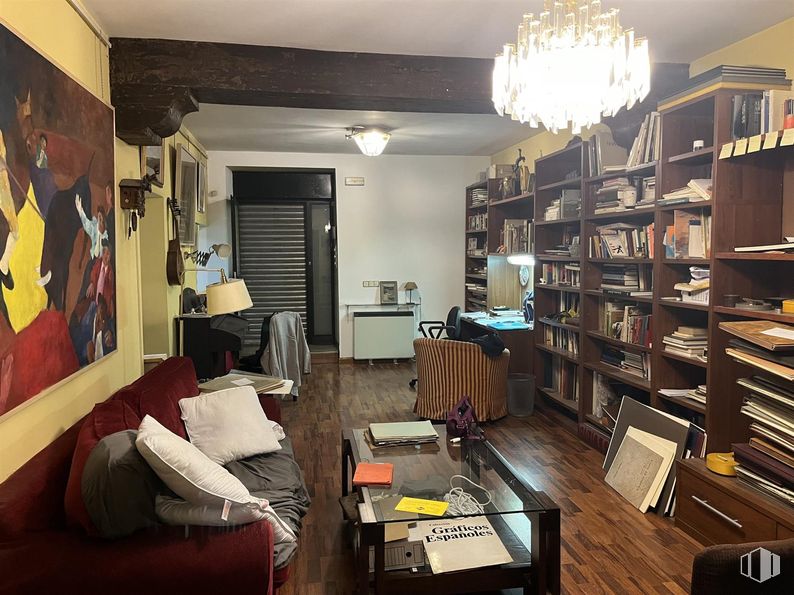 Local en venta en Calle Marqués de Santa Ana, Centro, Madrid, 28004 con candelabro, sofá, alumbrado, estantería, mesa, mueble, propiedad, estante, madera y estantería alrededor