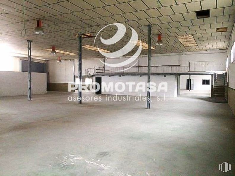 Nave en venta en Zona industrial, Paracuellos de Jarama, Madrid, 28860 con edificio, interiorismo, suelo, arte, suelos, accesorio, techo, hormigón, espacio y recinto deportivo alrededor