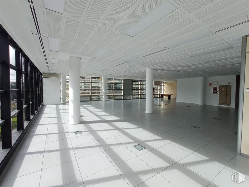 Oficina en alquiler en Natea Business Park, Avenida Industria, 4, Alcobendas, Madrid, 28108 con accesorio, interiorismo, hall, suelo, suelos, diseño urbano, espacio, vidrio, edificio comercial y techo alrededor