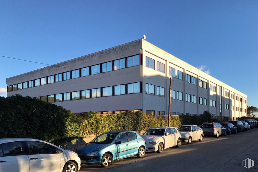 Office for rent at Edificio Alba, Calle Rosa de Lima, 1, Las Rozas de Madrid, Madrid, 28290 with car, building, automotive parking light, tire, wheel, land vehicle, sky, property, vehicle and automotive lighting around